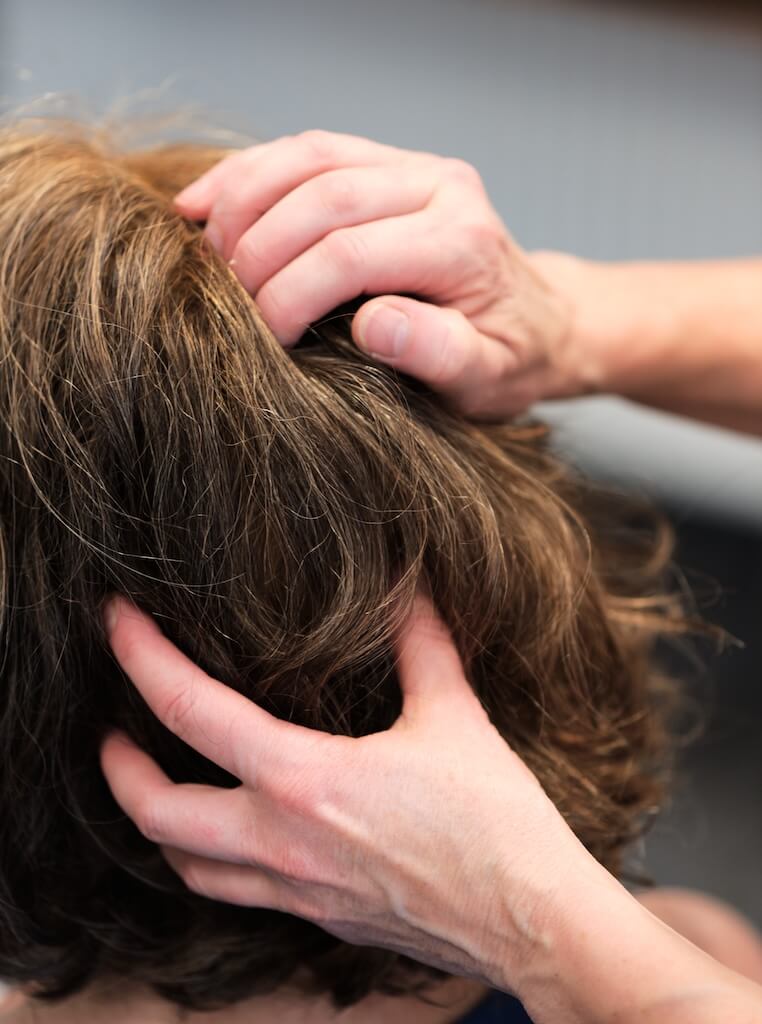 Massage crânien indonésien sur fauteuil